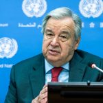 Fotografía cedida por la ONU donde aparece su secretario general, António Guterres, mientras da detalles a los periodistas sobre su informe de política sobre integridad de la información en la plataformas digitales, durante una rueda de prensa celebrada hoy lunes en la sede del organismo en Nueva York. EFE/Mark Garten/ONU /SOLO USO EDITORIAL/NO VENTAS/SOLO DISPONIBLE PARA ILUSTRAR LA NOTICIA QUE ACOMPAÑA/CRÉDITO OBLIGATORIO