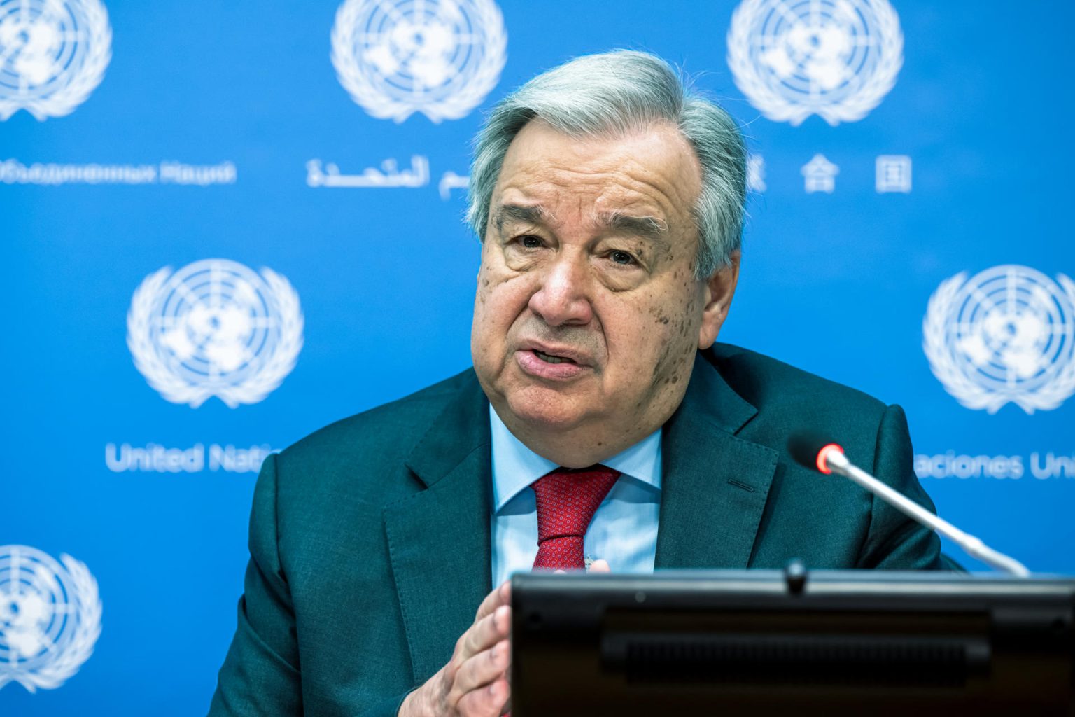 Fotografía cedida por la ONU donde aparece su secretario general, António Guterres, mientras da detalles a los periodistas sobre su informe de política sobre integridad de la información en la plataformas digitales, durante una rueda de prensa celebrada hoy lunes en la sede del organismo en Nueva York. EFE/Mark Garten/ONU /SOLO USO EDITORIAL/NO VENTAS/SOLO DISPONIBLE PARA ILUSTRAR LA NOTICIA QUE ACOMPAÑA/CRÉDITO OBLIGATORIO