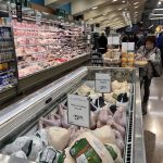 Una mujer toma una tarta frente a un congelador lleno de pavos naturales y orgánicos en un supermercado en Washington, en una fotografía de archivo. EFE/Octavio Guzmán