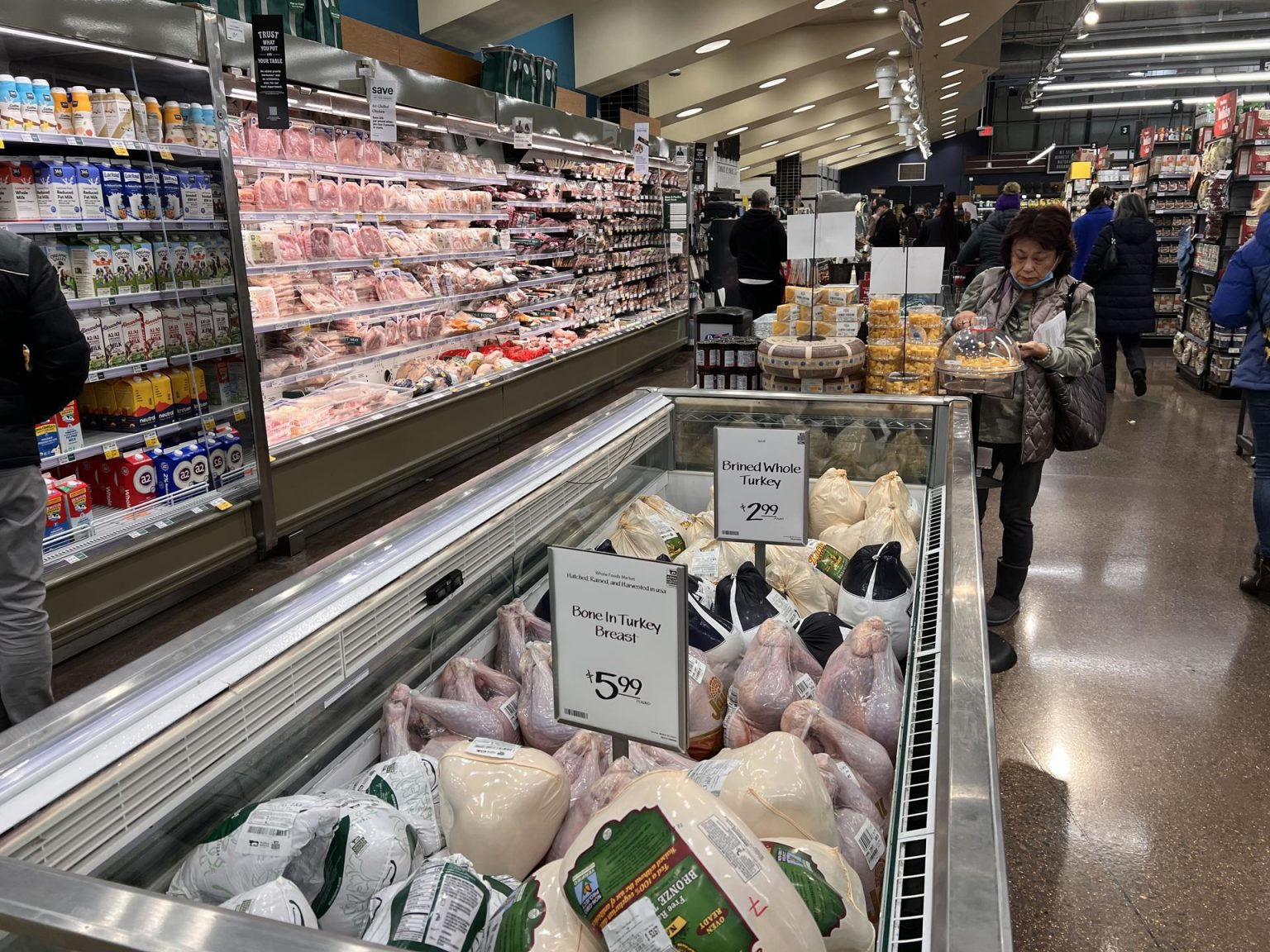 Una mujer toma una tarta frente a un congelador lleno de pavos naturales y orgánicos en un supermercado en Washington, en una fotografía de archivo. EFE/Octavio Guzmán