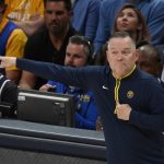 Mike Malone, entrenador de los Denver Nuggets, da indicaciones a sus jugadores, el 2 de junio de 2023, en un partido ante los Miami Heat. EFE/Bob Pearson