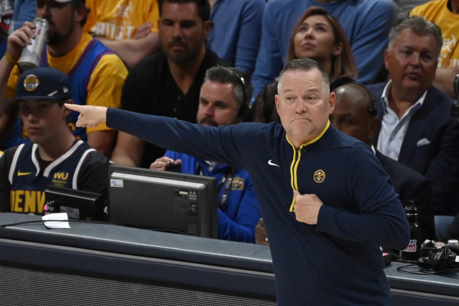 Mike Malone, entrenador de los Denver Nuggets, da indicaciones a sus jugadores, el 2 de junio de 2023, en un partido ante los Miami Heat. EFE/Bob Pearson