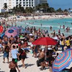 Fotografía de archivo que muestra a decenas de turistas en Playa Gaviota Azul, en el balneario de Cancún, en Quintana Roo (México). EFE/Alonso Cupul