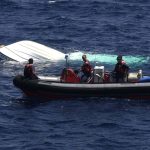 Miembros de la Guardia costera de EEUU atienden a una embarcación con varios inmigrantes rescatados en el mar de Puerto Rico. EFE/Danielle De Marino