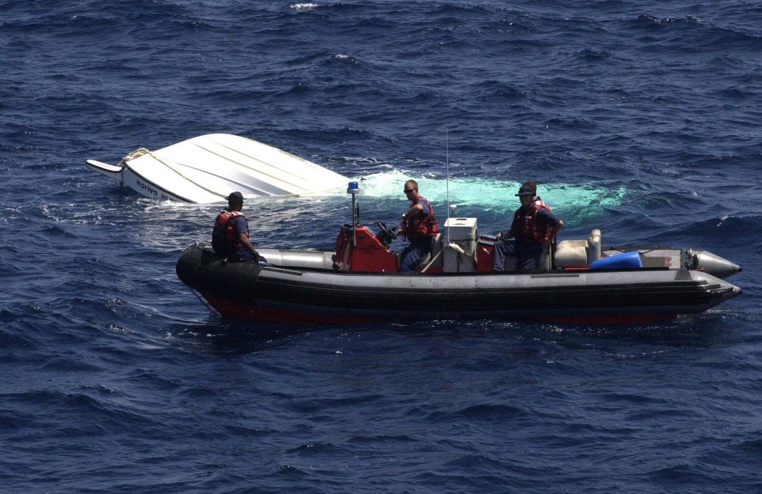 Miembros de la Guardia costera de EEUU atienden a una embarcación con varios inmigrantes rescatados en el mar de Puerto Rico. EFE/Danielle De Marino