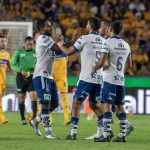 Brayan Angulo (c-i), del Puebla, fue registrado este sábado, 1 de julio, al celebrar, con varios compañeros, un gol que le anotó a Tigres, durante un partido de la jornada 1 del Torneo Apertura 2023 del fútbol en México, en el estadio Universitario, en Monterrey (México). EFE/Miguel Sierra