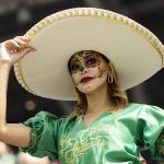 Una aficionada de México, con su cara pintada de catrina, fue registrada este domingo, 16 de julio, antes de la final de la Copa Oro de fútbol, que disputarán los seleccionados de México y Panamá, en el estadio SoFi, en Los Ángeles (California, EE.UU.). EFE/Etienne Laurent