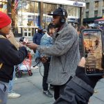 Fotografía de varios repartidores en la ciudad de Nueva York. EFE/Jorge Fuentelsaz