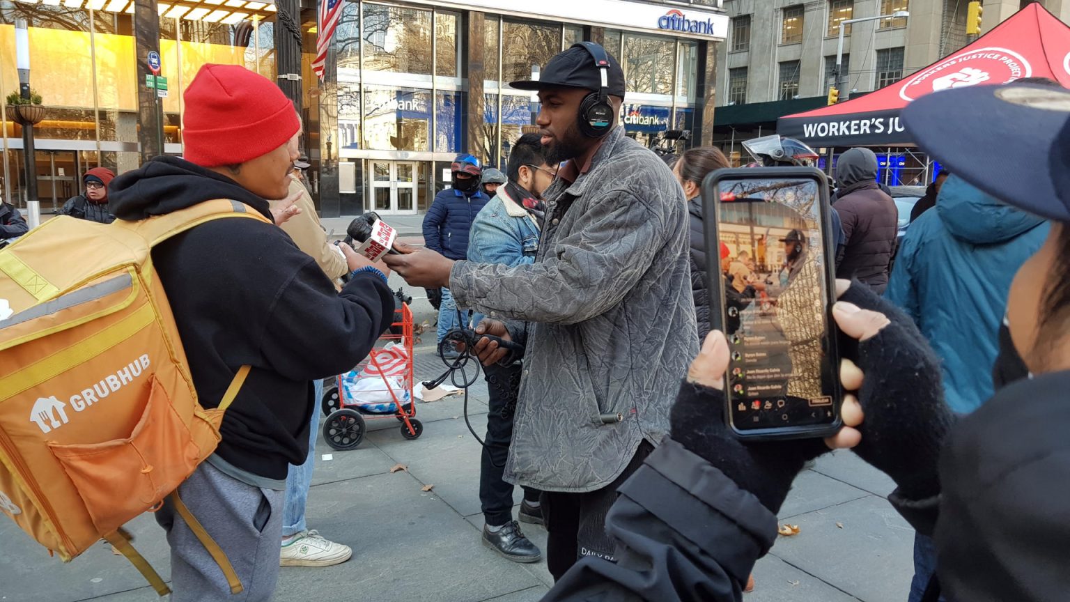 Fotografía de varios repartidores en la ciudad de Nueva York. EFE/Jorge Fuentelsaz