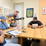 Fotografía cedida por "Guitars for Vets" que muestra a un grupo de veteranos mientras aprende a tocar guitarra, en San Juan (Puerto Rico). EFE/ Guitars For Vets SÓLO USO EDITORIAL/SÓLO DISPONIBLE PARA ILUSTRAR LA NOTICIA QUE ACOMPAÑA (CRÉDITO OBLIGATORIO)