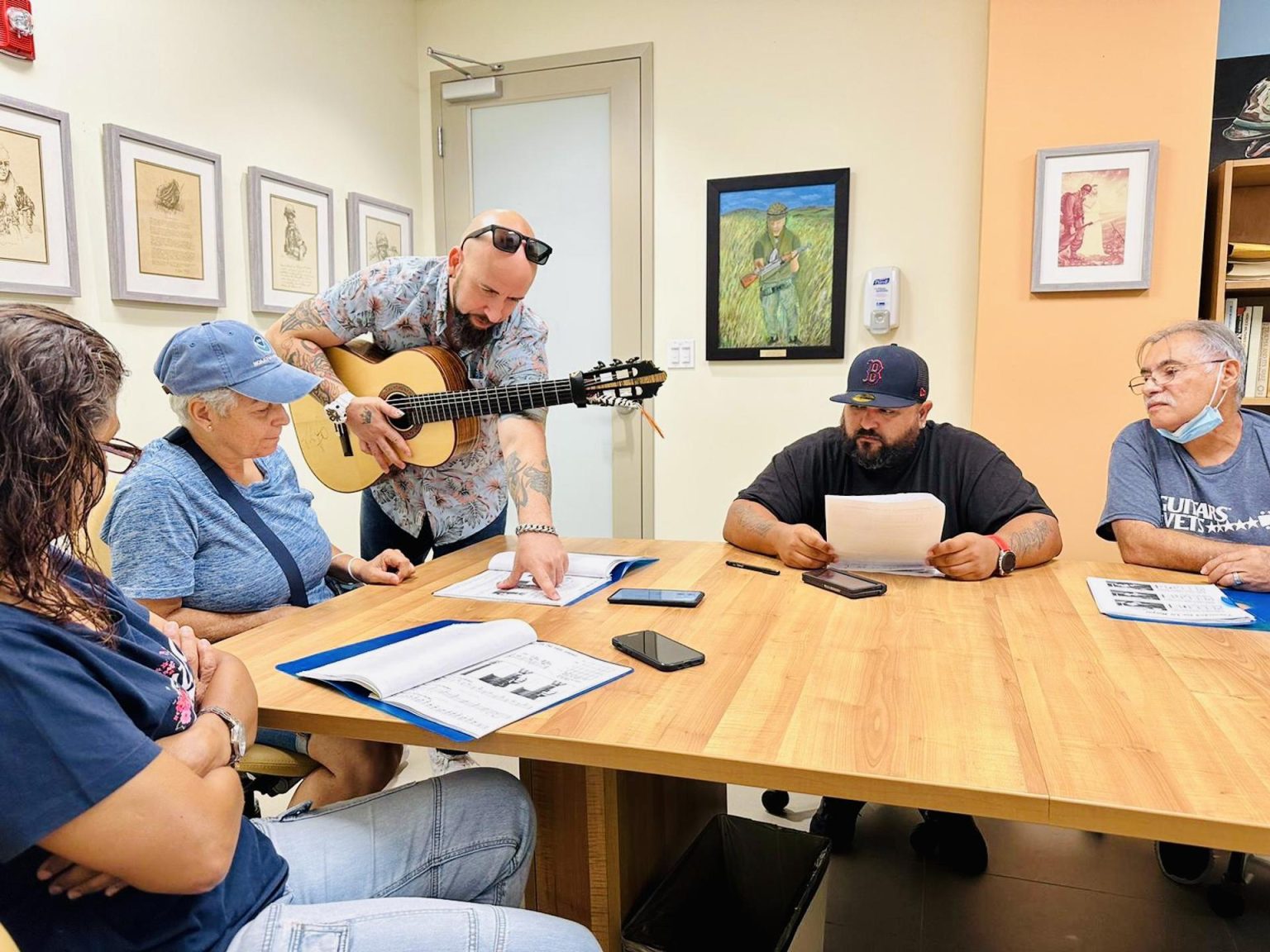 Fotografía cedida por "Guitars for Vets" que muestra a un grupo de veteranos mientras aprende a tocar guitarra, en San Juan (Puerto Rico). EFE/ Guitars For Vets SÓLO USO EDITORIAL/SÓLO DISPONIBLE PARA ILUSTRAR LA NOTICIA QUE ACOMPAÑA (CRÉDITO OBLIGATORIO)