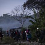 Personas migrantes hacen fila en la comunidad de Bajo Chiquito para ser trasladados a la Estación de Recepción Migratoria (ERM) de San Vicente en Metetí (Panamá). Imagen de archivo. EFE/ Bienvenido Velasco