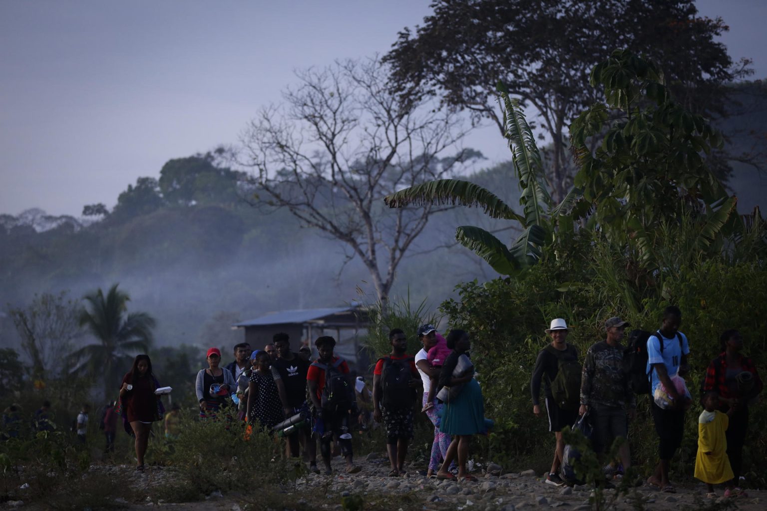 Personas migrantes hacen fila en la comunidad de Bajo Chiquito para ser trasladados a la Estación de Recepción Migratoria (ERM) de San Vicente en Metetí (Panamá). Imagen de archivo. EFE/ Bienvenido Velasco