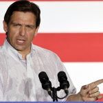 Imagen de archivo donde aparece el gobernador de Florida, Ron DeSantis. EFE/EPA/Adam Davis