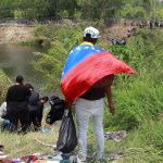 Fotografía de archivo en donde se observa a varios migrantes cruzando el río Bravo para intentar ingresar a Estados Unidos en Matamoros (México). EFE/Abrahan Pineda-Jacome