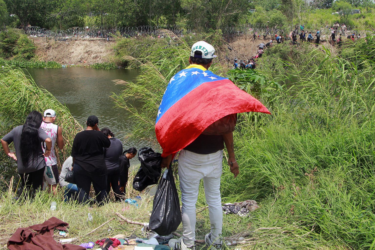 Fotografía de archivo en donde se observa a varios migrantes cruzando el río Bravo para intentar ingresar a Estados Unidos en Matamoros (México). EFE/Abrahan Pineda-Jacome