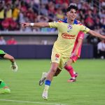 Kevin Álvarez de América celebra un gol hoy, durante un partido de la fase de grupos de la Leagues Cup entre el Club América y STL City, en el estadio CITY Park de St. Louis (EE.UU.). EFE/Tim Vizer