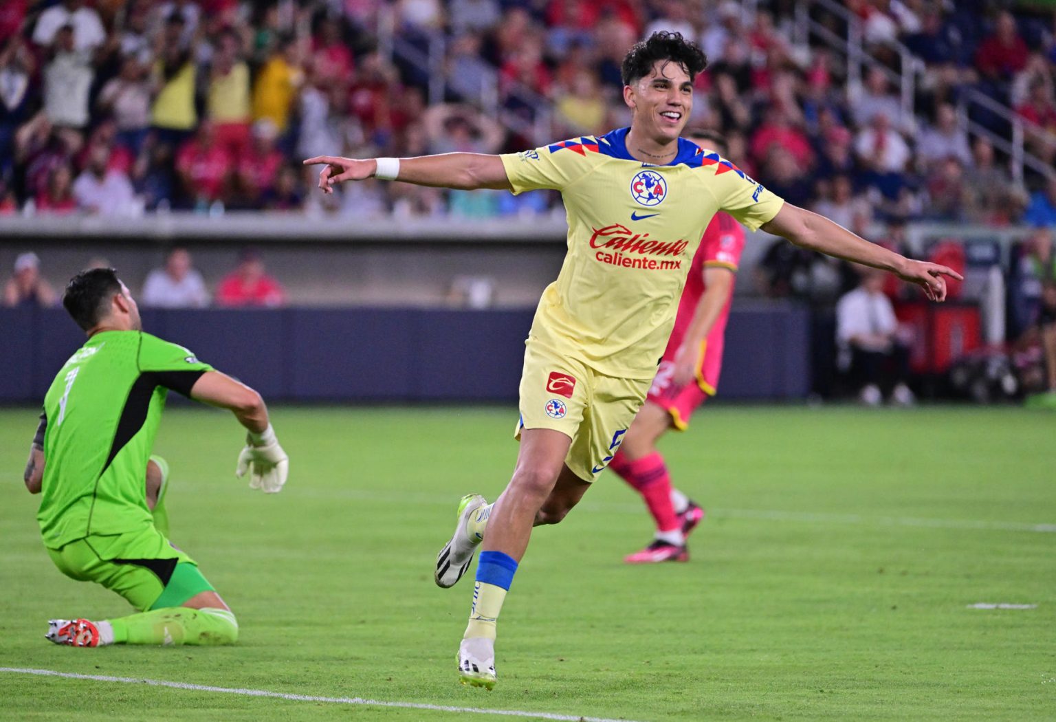 Kevin Álvarez de América celebra un gol hoy, durante un partido de la fase de grupos de la Leagues Cup entre el Club América y STL City, en el estadio CITY Park de St. Louis (EE.UU.). EFE/Tim Vizer