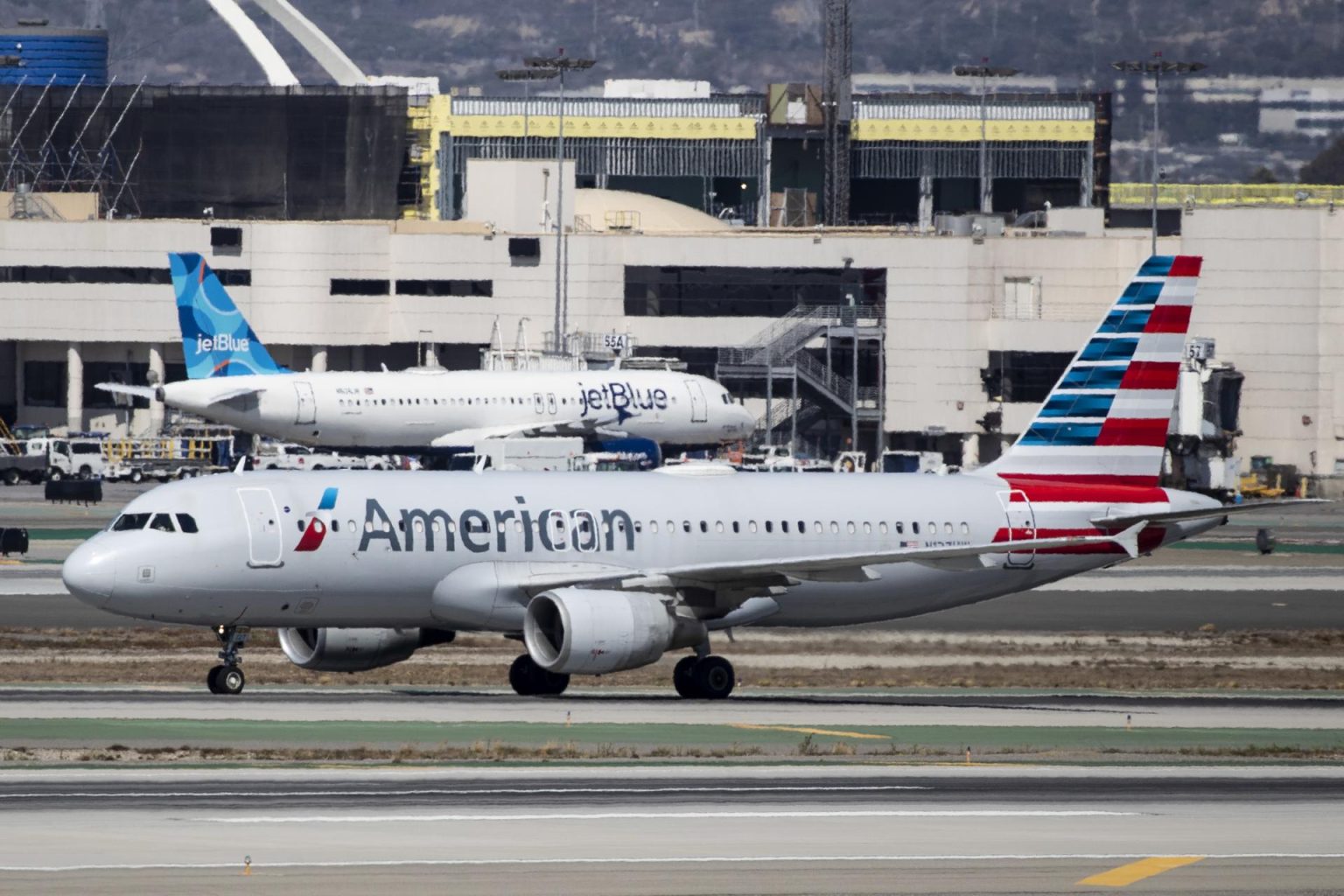 Un avión de American Airlines, en una fotografía de archivo. EFE/Etienne Laurent