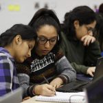 Fotografía de archivo de varias estudiantes durante una clase en México. EFE / Paolo Aguilar