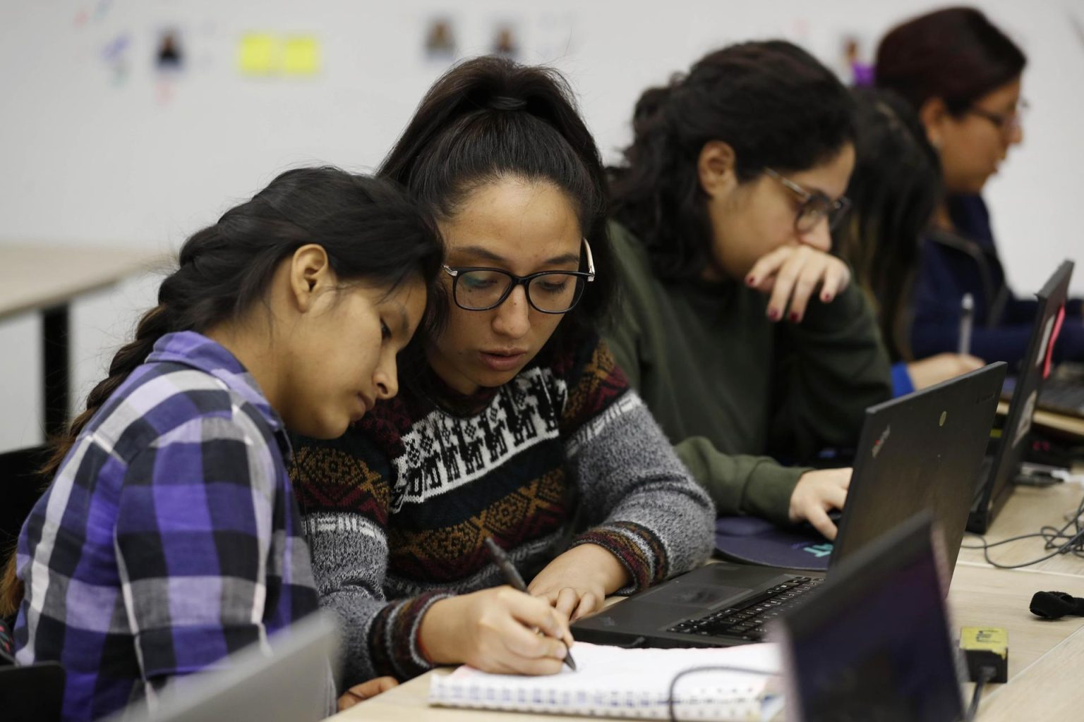 Fotografía de archivo de varias estudiantes durante una clase en México. EFE / Paolo Aguilar