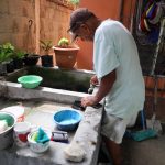 Un hombre abre una válvula para recibir agua en un barrio del municipio de Choloma, beneficiado con proyectos comunitarios para el acceso a agua potable, al norte de Honduras. EFE/Gustavo Amador