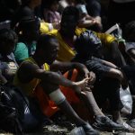 Fotografía de archivo, tomada el pasado 10 de marzo, en la que se registró a decenas de migrantes al esperan en la selva para ser trasladados en canoa desde la Quebrada León hasta a la comunidad de Bajo Chiquito, en Darién (Panamá). EFE/Bienvenido Velasco