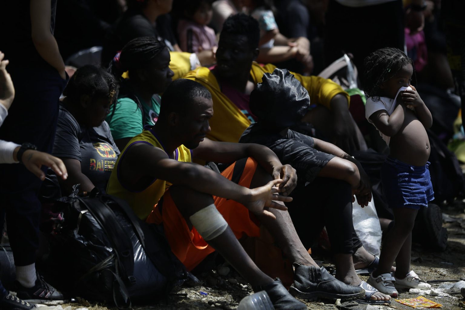 Fotografía de archivo, tomada el pasado 10 de marzo, en la que se registró a decenas de migrantes al esperan en la selva para ser trasladados en canoa desde la Quebrada León hasta a la comunidad de Bajo Chiquito, en Darién (Panamá). EFE/Bienvenido Velasco