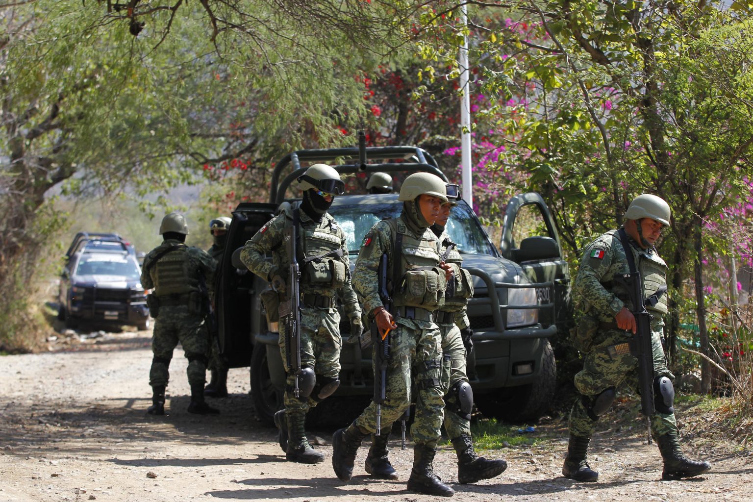 Soldados del ejército mexicano hacen presencia en la zona en la que se registró un ataque en contra de miembros de la fiscalía de Jalisco el 11 de julio de 2023, hoy, en el municipio de Tlajomulco (México). EFE/ Francisco Guasco