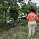 Fotografía cedida por el Instituto Nacional de Migración (INM) donde aparece personal de rescate en la zona donde se accidentó un vehículo que transportaba inmigrantes hoy, en el poblado Pico de Oro, Tabasco (México). EFE/ Instituto Nacional De Migración / SOLO USO EDITORIAL/ SOLO DISPONIBLE PARA ILUSTRAR LA NOTICIA QUE ACOMPAÑA (CRÉDITO OBLIGATORIO) MÁXIMA CALIDAD DISPONIBLE