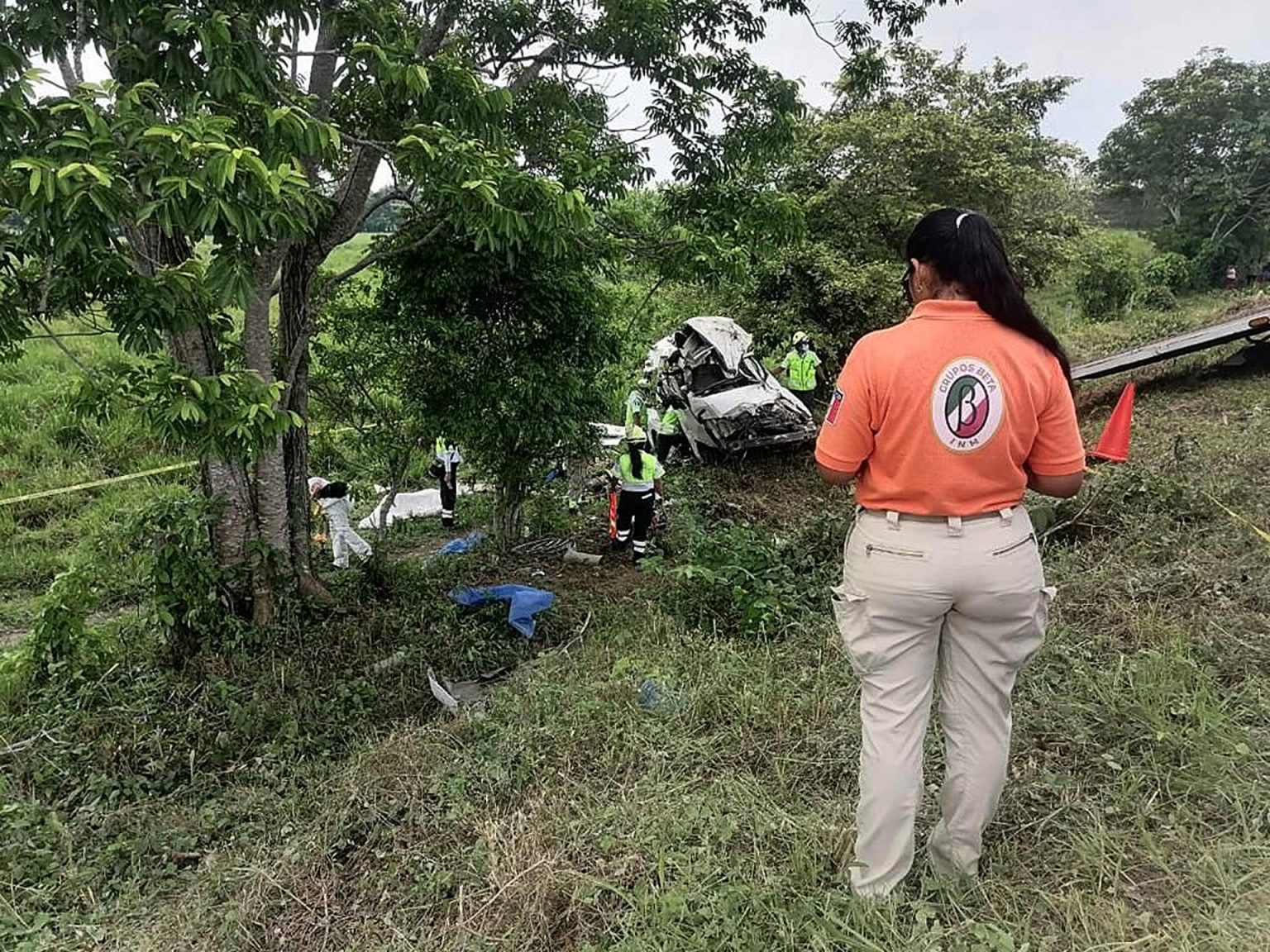 Fotografía cedida por el Instituto Nacional de Migración (INM) donde aparece personal de rescate en la zona donde se accidentó un vehículo que transportaba inmigrantes hoy, en el poblado Pico de Oro, Tabasco (México). EFE/ Instituto Nacional De Migración / SOLO USO EDITORIAL/ SOLO DISPONIBLE PARA ILUSTRAR LA NOTICIA QUE ACOMPAÑA (CRÉDITO OBLIGATORIO) MÁXIMA CALIDAD DISPONIBLE