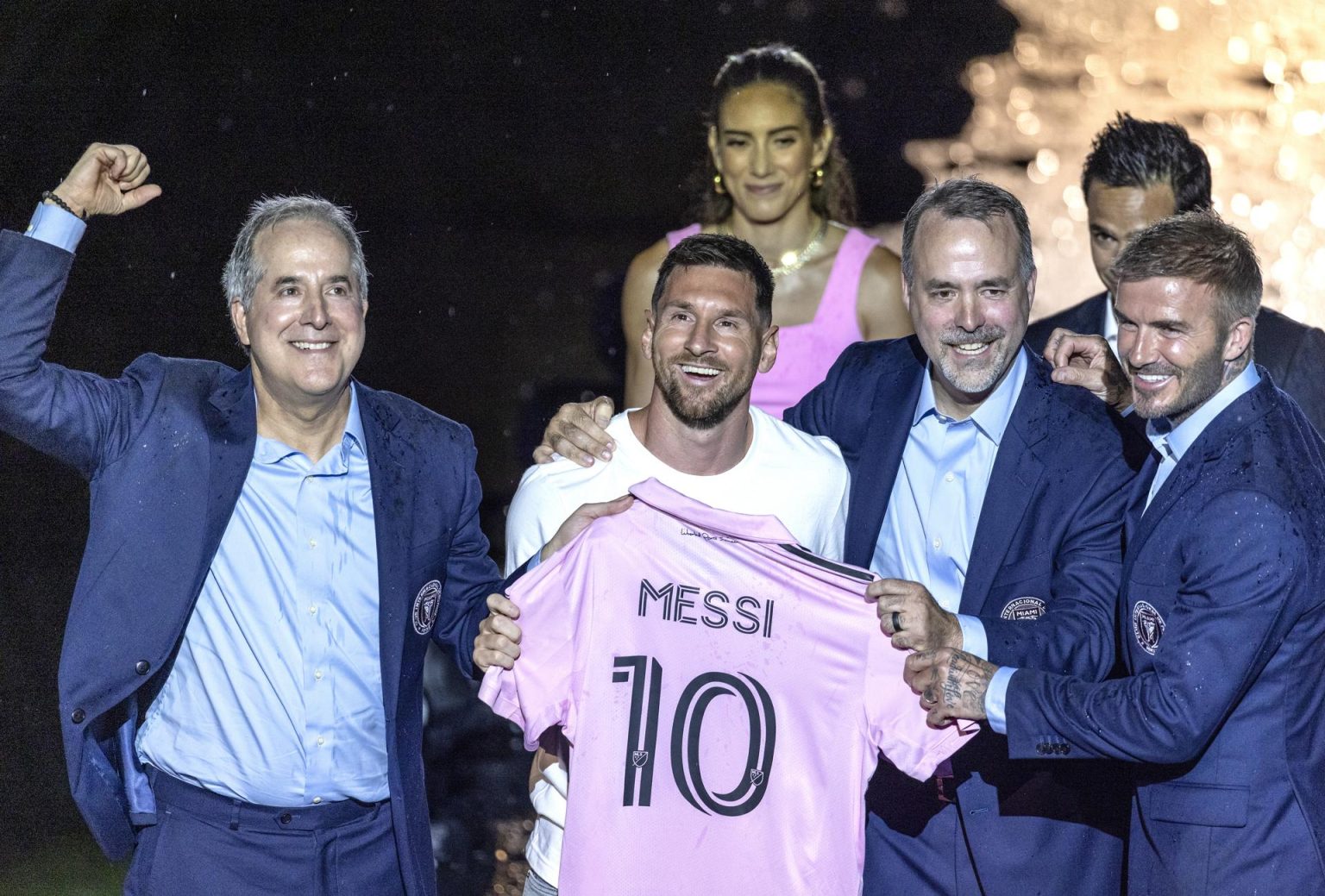 El futbolista argentino Lionel Messi (c) fue registrado este domingo, 16 de julio, durante su presentación oficial como nuevo refuerzo del club Inter Miami de la MLS, en el estadio DRV PNK, en Fort Lauderdale (Florida, EE.UU.). EFE/Cristóbal Herrera