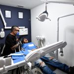 El cirujano maxilofacial de origen venezolano, Oswaldo Hernández Tabata, atiende  a un paciente en su consultorio dental el 16 de julio de 2023 en la fronteriza Ciudad Juárez, Chihuahua (México). EFE/Luis Torres