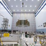 Fotografía cedida por el Centro de Vuelo Espacial Goddard de la NASA de la gran estructura primaria hexagonal del Telescopio Espacial Roman suspendida del techo en pleno vuelo en el interior de la sala blanca de limpieza High Bay de Goddard. EFE/Chris Gunn/Centro de Vuelo Espacial Goddard de la NASA