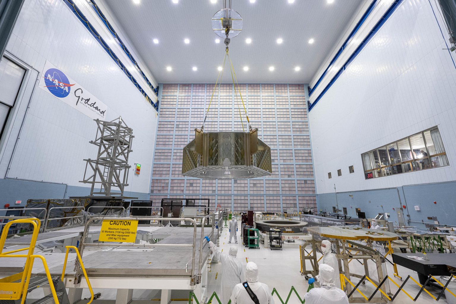 Fotografía cedida por el Centro de Vuelo Espacial Goddard de la NASA de la gran estructura primaria hexagonal del Telescopio Espacial Roman suspendida del techo en pleno vuelo en el interior de la sala blanca de limpieza High Bay de Goddard. EFE/Chris Gunn/Centro de Vuelo Espacial Goddard de la NASA