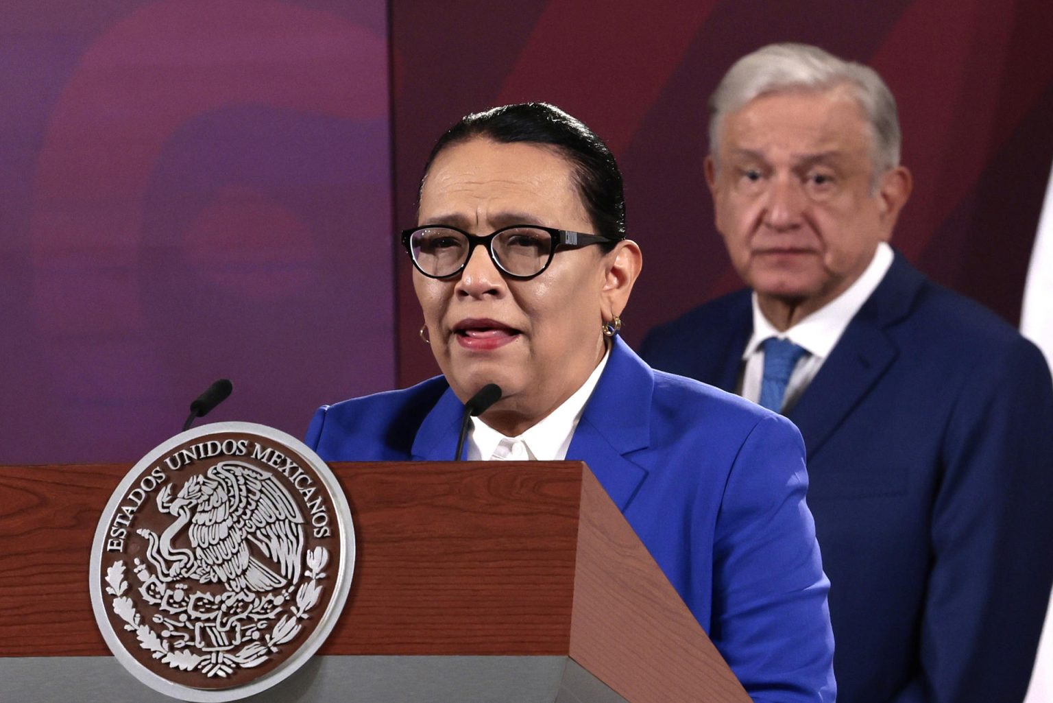 La secretaria de Seguridad y Protección Ciudadana (SSPC), Rosa Icela Rodríguez, habla durante una rueda de prensa hoy, en el Palacio Nacional de Ciudad de México (México). EFE/José Méndez