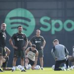 El entrenador del FC Barcelona, Xavi Hernández (2i), y su hermano y segundo entrenador, Oscar Hernández (i), durante el entrenamiento que el equipo azulgrana, el 19 de julio de 2023. EFE/Alejandro García