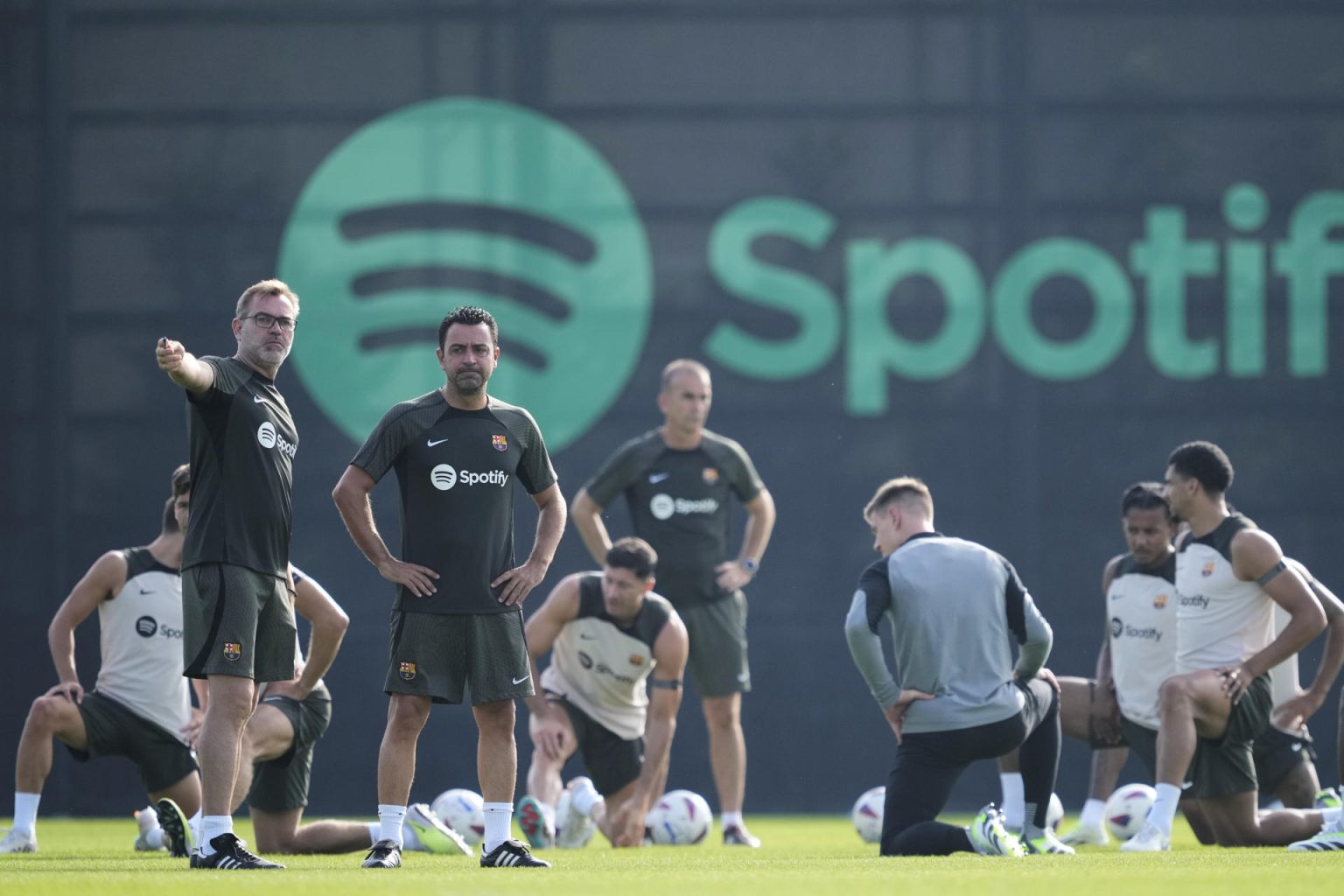 El entrenador del FC Barcelona, Xavi Hernández (2i), y su hermano y segundo entrenador, Oscar Hernández (i), durante el entrenamiento que el equipo azulgrana, el 19 de julio de 2023. EFE/Alejandro García