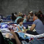 Personas migrantes de origen venezolano, incluidos niños, descansan en un refugio temporal en Ciudad de Panamá (Panamá). Imagen de archivo. EFE/ Bienvenido Velasco