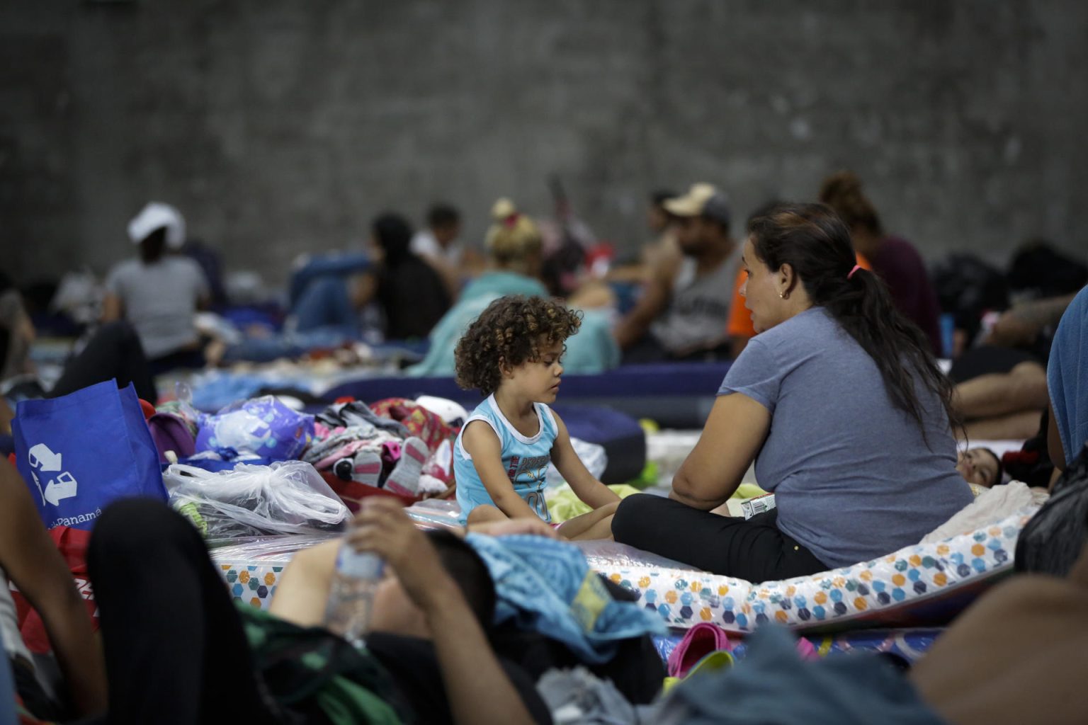 Personas migrantes de origen venezolano, incluidos niños, descansan en un refugio temporal en Ciudad de Panamá (Panamá). Imagen de archivo. EFE/ Bienvenido Velasco