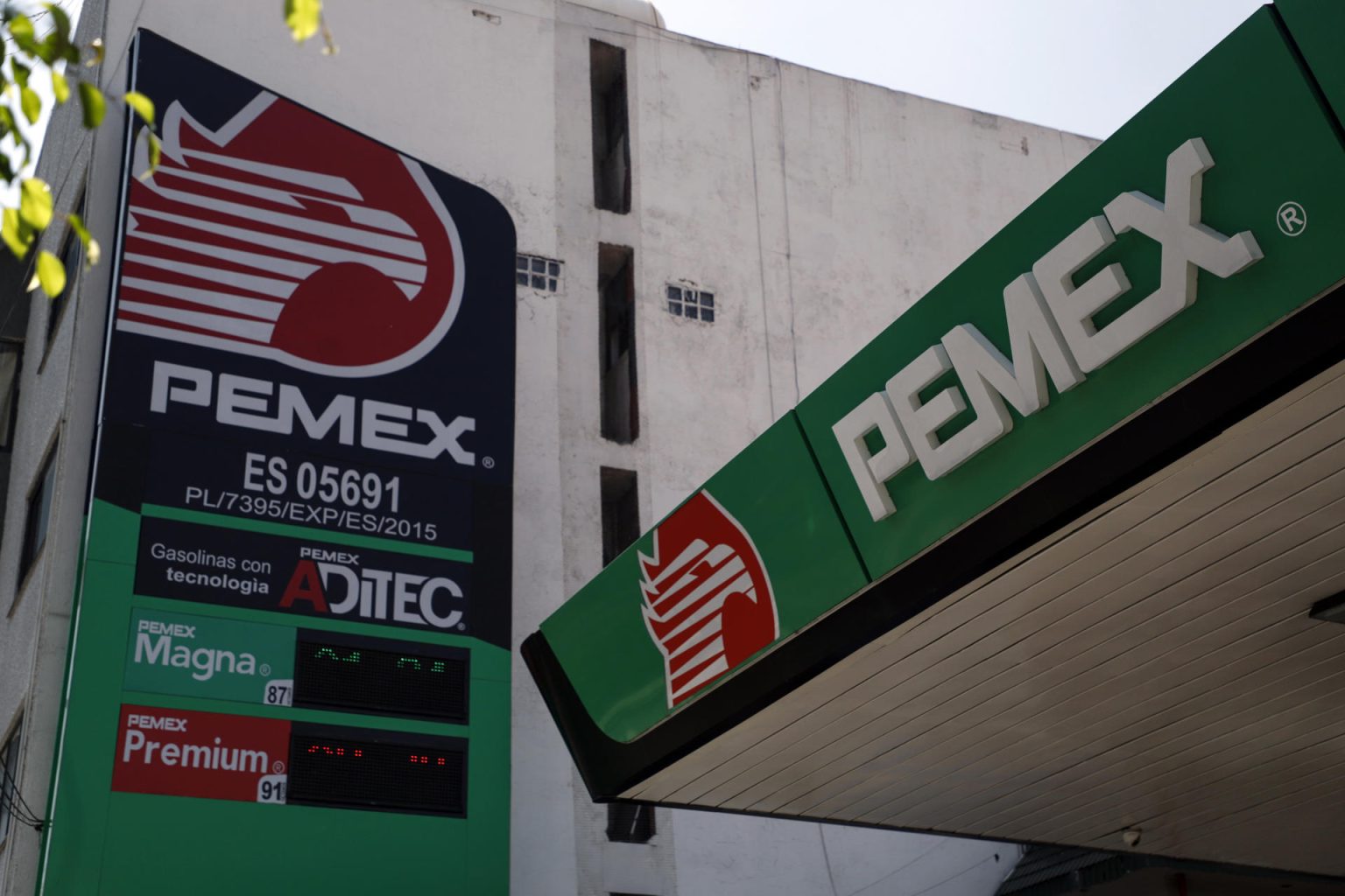 Fotografía de una estación de gasolina de Petróleos Mexicanos (Pemex), en Ciudad de México (México). Imagen de archivo. EFE/ Isaac Esquivel