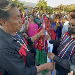 El gobernador tradicional, Genaro Gabriel Robles Blanco (d), recibe el bastón de mando por el presidente del Consejo de Ancianos, Enrique Robles (i), durante la celebración del Año nuevo Seri, en el municipio de Hermosillo, en Sonora (México). EFE/Daniel Sánchez