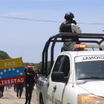 Migrantes de origen venezolano caminan en caravana en su intento por llegar a la frontera norte hoy, en la ciudad de Tapachula, Chiapas (México). EFE/Juan Manuel Blanco