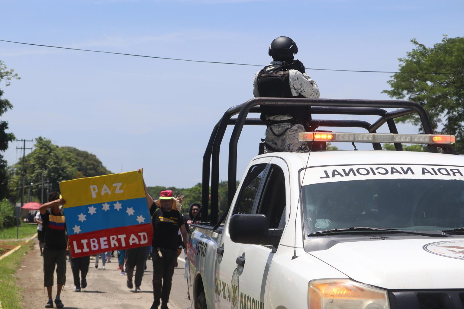 Migrantes de origen venezolano caminan en caravana en su intento por llegar a la frontera norte hoy, en la ciudad de Tapachula, Chiapas (México). EFE/Juan Manuel Blanco