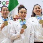 Monserrat Mejía (i), Paola Longoria (c) y Alexandra Herrera, de México, fueron registrada este sábado, 1 de julio, al posar con la medalla de oro del racquetbol femenino por equipos de los Juegos Centroamericanos y del Caribe, en Santo Domingo (República Dominicana). EFE/Francesco Spotorno