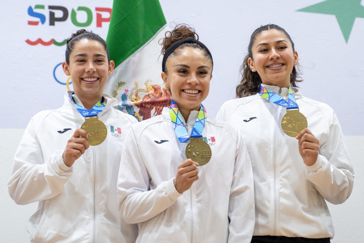 Monserrat Mejía (i), Paola Longoria (c) y Alexandra Herrera, de México, fueron registrada este sábado, 1 de julio, al posar con la medalla de oro del racquetbol femenino por equipos de los Juegos Centroamericanos y del Caribe, en Santo Domingo (República Dominicana). EFE/Francesco Spotorno