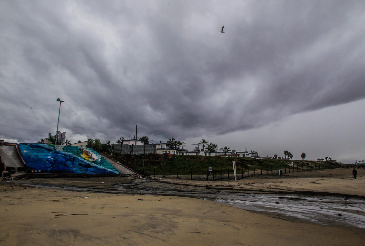 Fotografía de archivo de una playa cubierta de nubes grises en Ensenada, Baja California (México). EFE/ Alejandro Zepeda