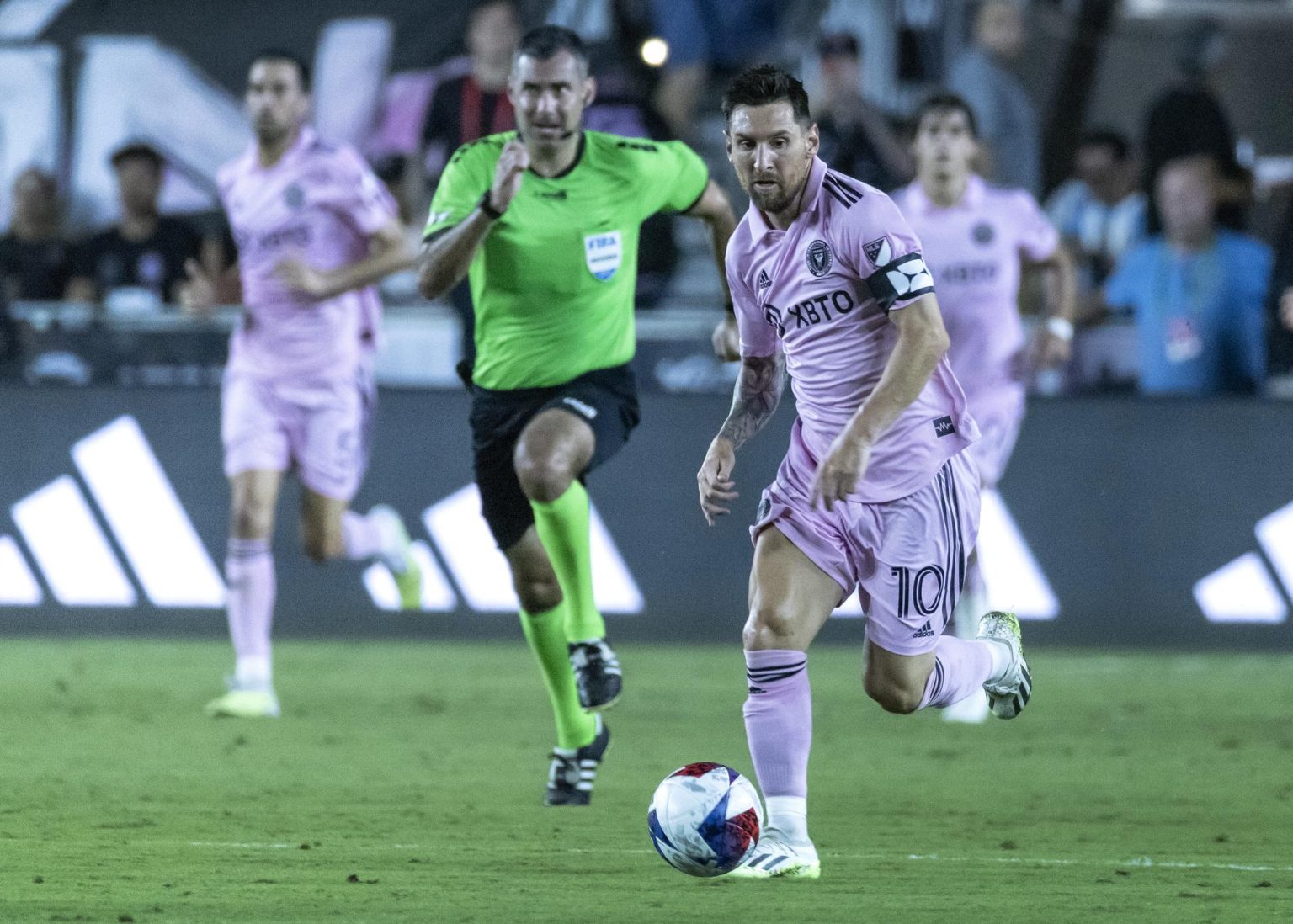 El delantero de Inter Miami Lionel Messi (c) en acción durante el partido de la Copa de la Liga de Fútbol entre Atlanta United FC e Inter Miami CF. EFE/EPA/CRISTOBAL HERRERA-ULASHKEVICH