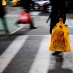 Personas cargan bolsas con sus compras afuera de un centro comercial en Nueva York, Nueva York (EE.UU). Fotografía de archivo. EFE/Alba Vigaray