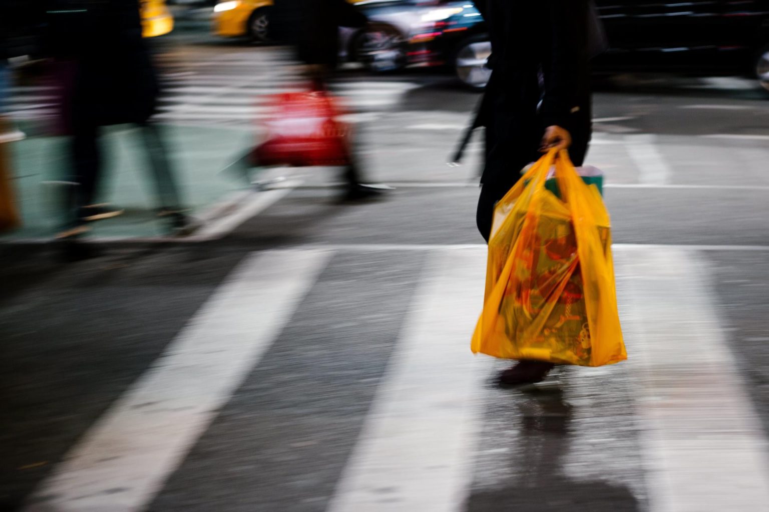 Personas cargan bolsas con sus compras afuera de un centro comercial en Nueva York, Nueva York (EE.UU). Fotografía de archivo. EFE/Alba Vigaray